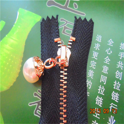 拉鏈廠(chǎng)家供應(yīng) 高檔時(shí)裝拉鏈、玫瑰金拉鏈與珍珠鏈拉頭詳解